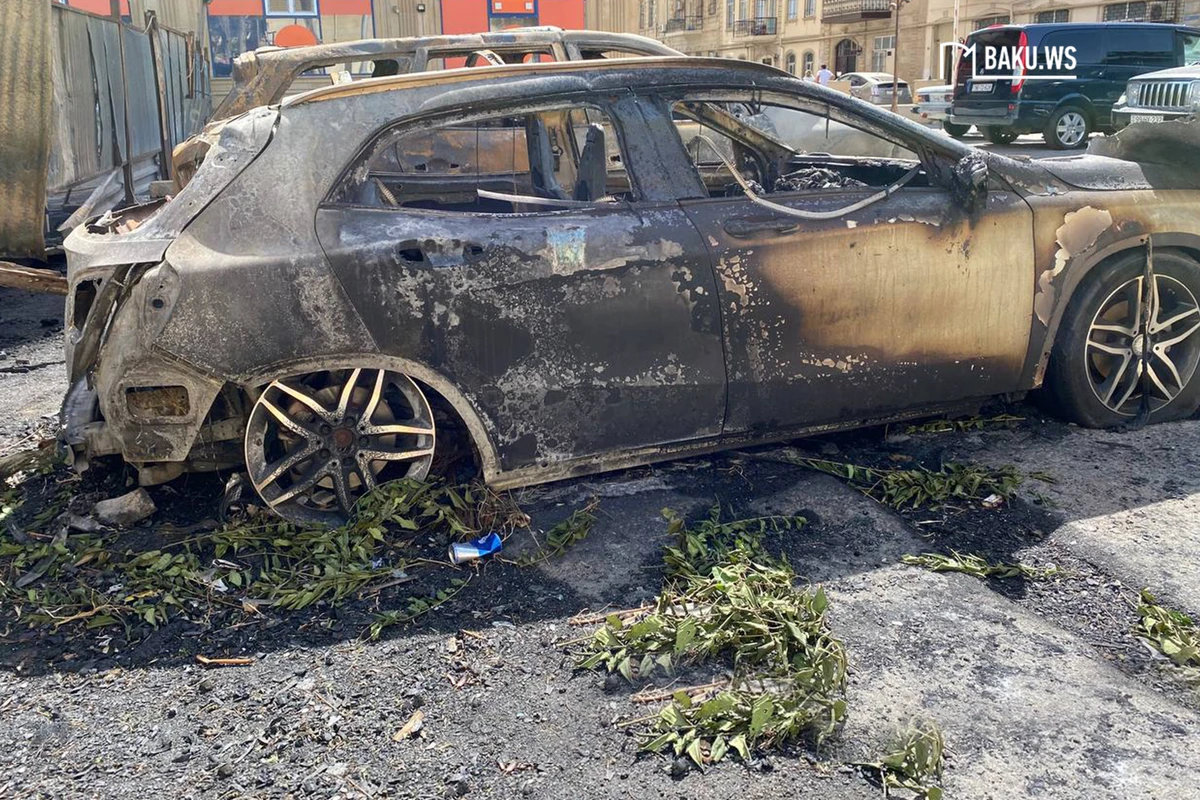 Сгоревшие дотла люксовые автомобили в Баку - ВИДЕО