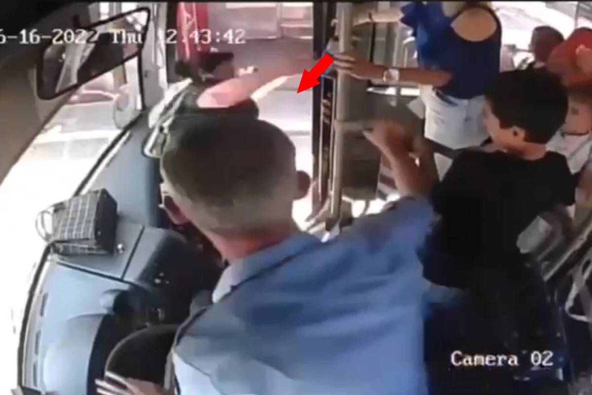 Qadını avtobusdan itələyib yıxan sürücü işdən çıxarılıb - VİDEO Qadını avtobusdan itələyib yıxan sürücü işdən çıxarılıb - VİDEO