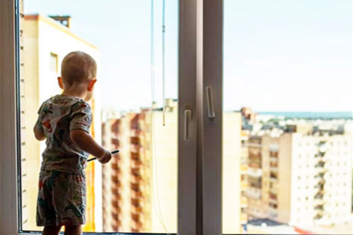 В столице 2-летний ребенок упал со второго этажа