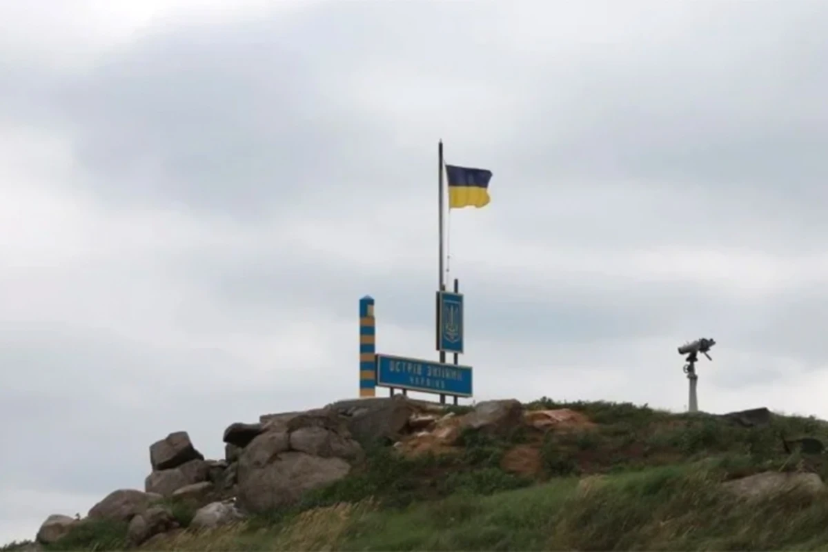 На острове Змеиный установили флаг Украины