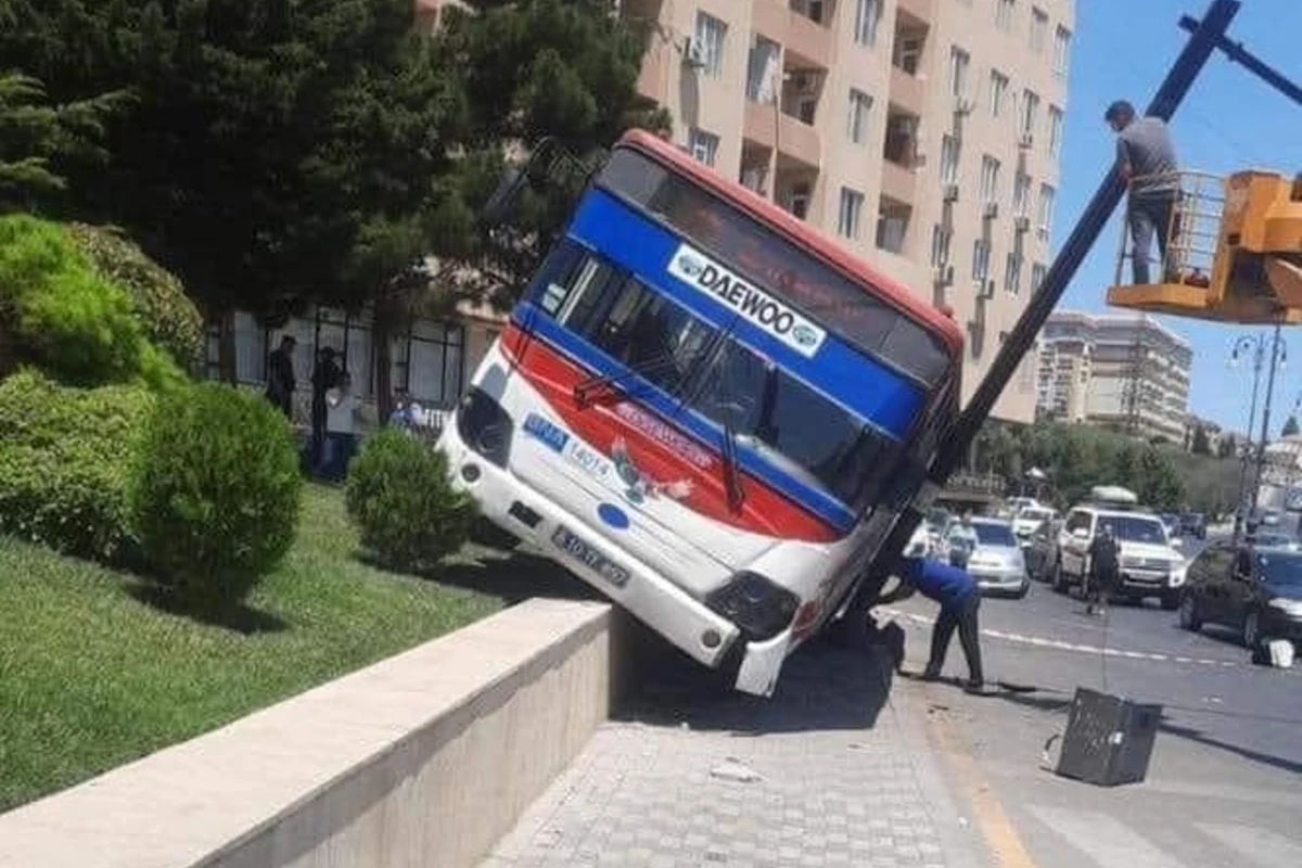 Bakıda avtobus qəza törədərək yoldan çıxıb - YENİLƏNİB/VİDEO Bakıda avtobus qəza törədərək yoldan çıxıb - YENİLƏNİB/VİDEO