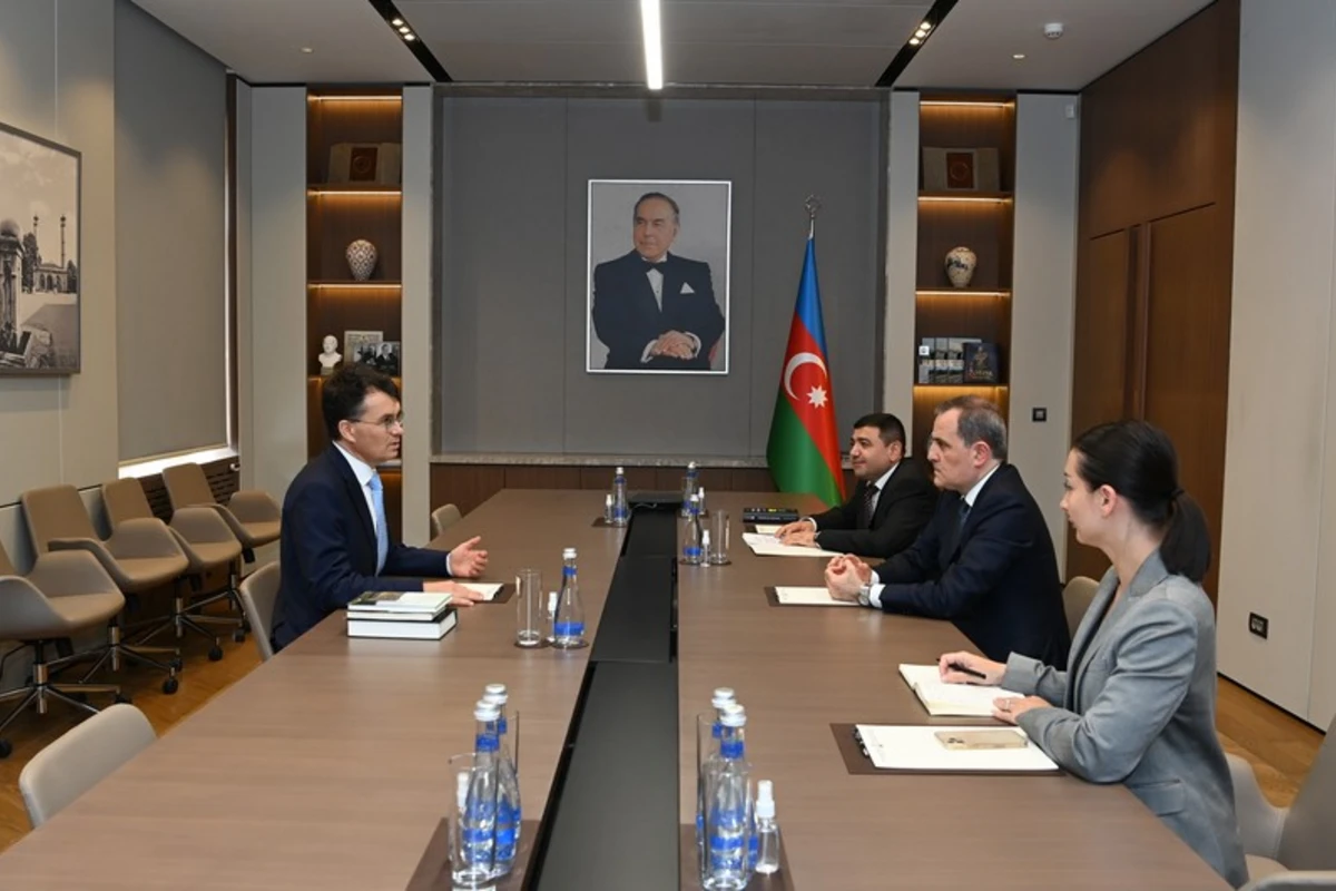 Ceyhun Bayramov Şuşa haqqında əsər yazan alman professorla görüşdü Ceyhun Bayramov Şuşa haqqında əsər yazan alman professorla görüşdü