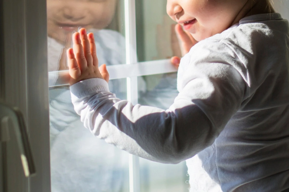 В Баку 3-летний ребенок упал со второго этажа В Баку 3-летний ребенок упал со второго этажа