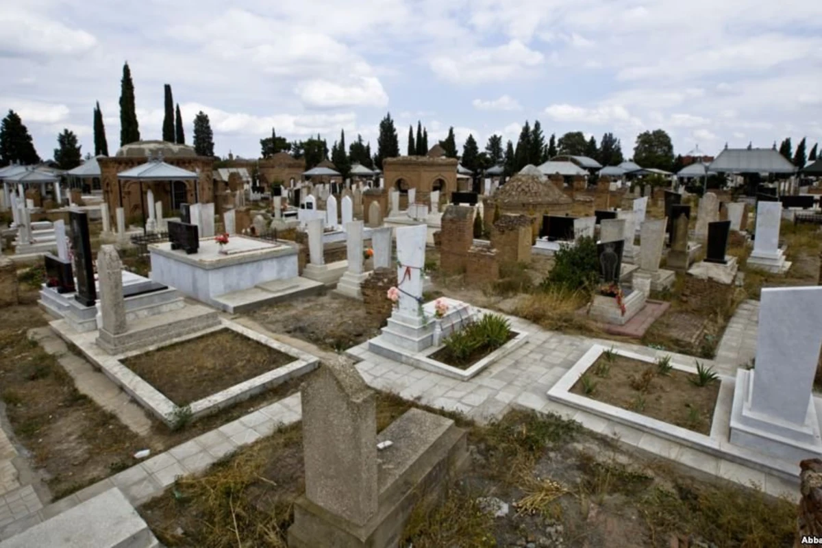 Azərbaycanda DƏHŞƏT: qəbiristanlıqda kəsilmiş insan ayağı tapıldı Azərbaycanda DƏHŞƏT: qəbiristanlıqda kəsilmiş insan ayağı tapıldı
