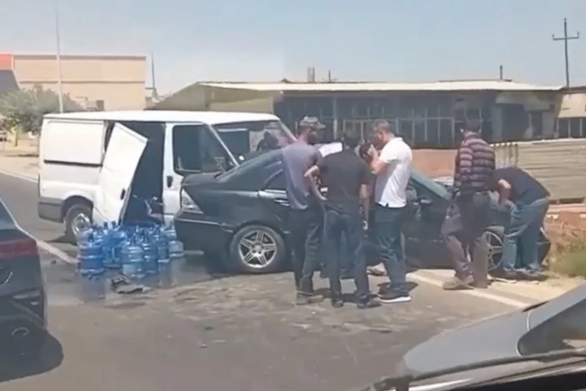 Ünvanlara su çatdıran Fordla Mercedes toqquşdu - VİDEO