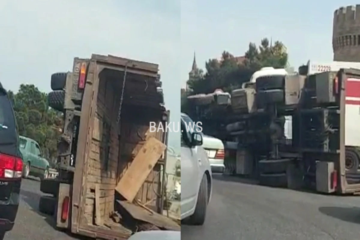 Bakı-Sumqayıt yolunda armatur daşıyan yük maşını aşdı - VİDEO