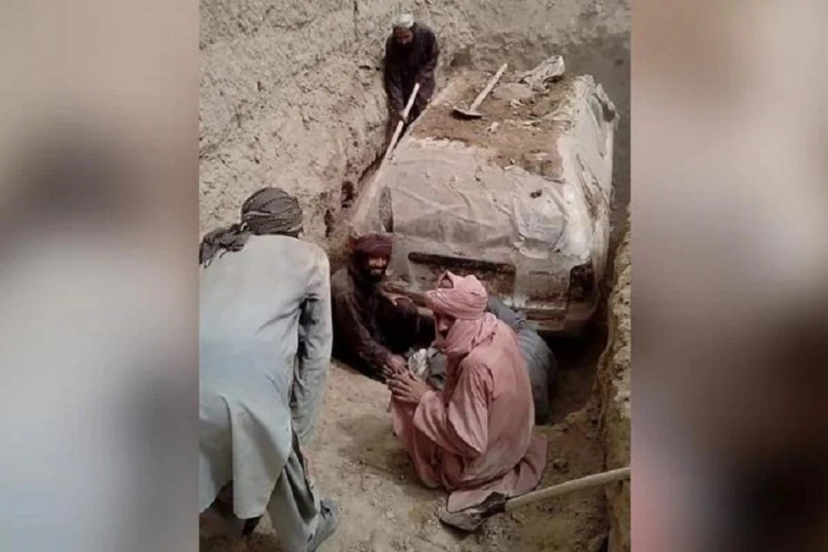 “Taliban” liderinin avtomobili yerin altından tapıldı - FOTO