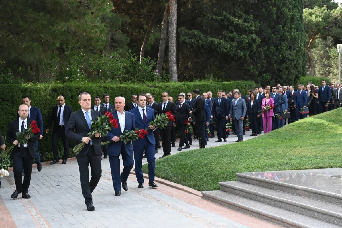 XİN rəhbər heyəti Fəxri xiyaban və Şəhidlər xiyabanını ziyarət edib - FOTO