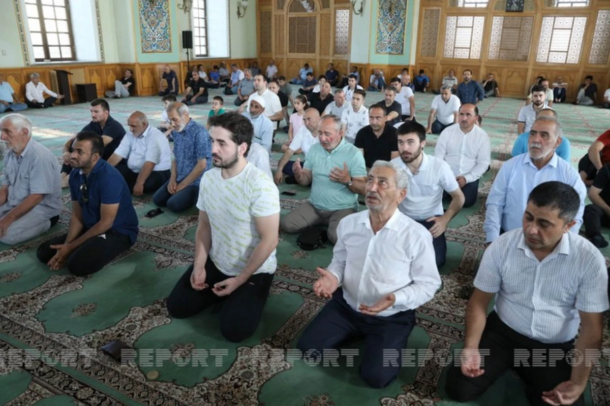 Təzəpir məscidində bayram namazı qılınıb - FOTO