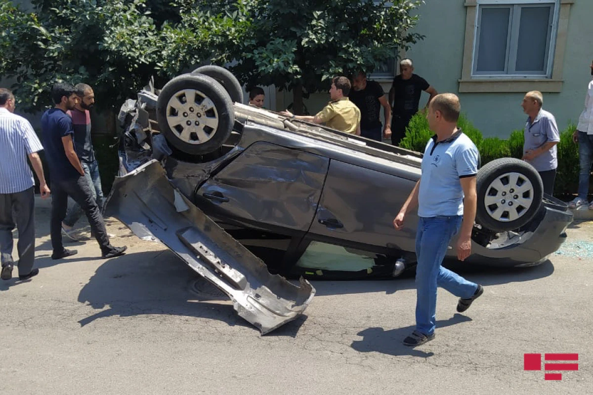 Gəncədə iki minik maşını toqquşub, xəsarət alanlar var - FOTO