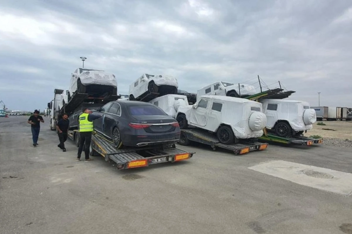 Машины мировых автогигантов перевозятся через порт Баку - ФОТО
