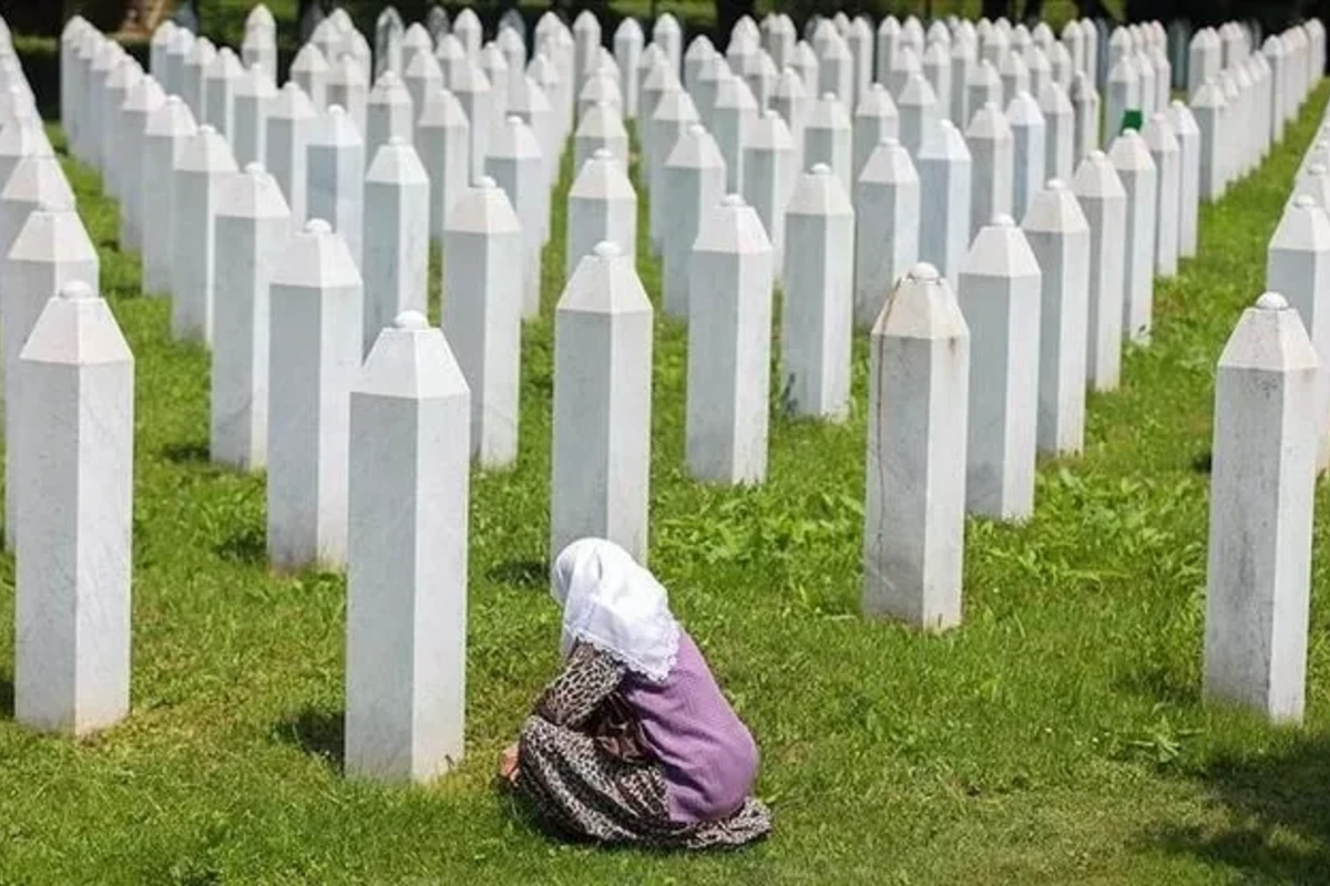 Srebrenitsada həlak olan daha 50 bosniyalı dəfn edildi