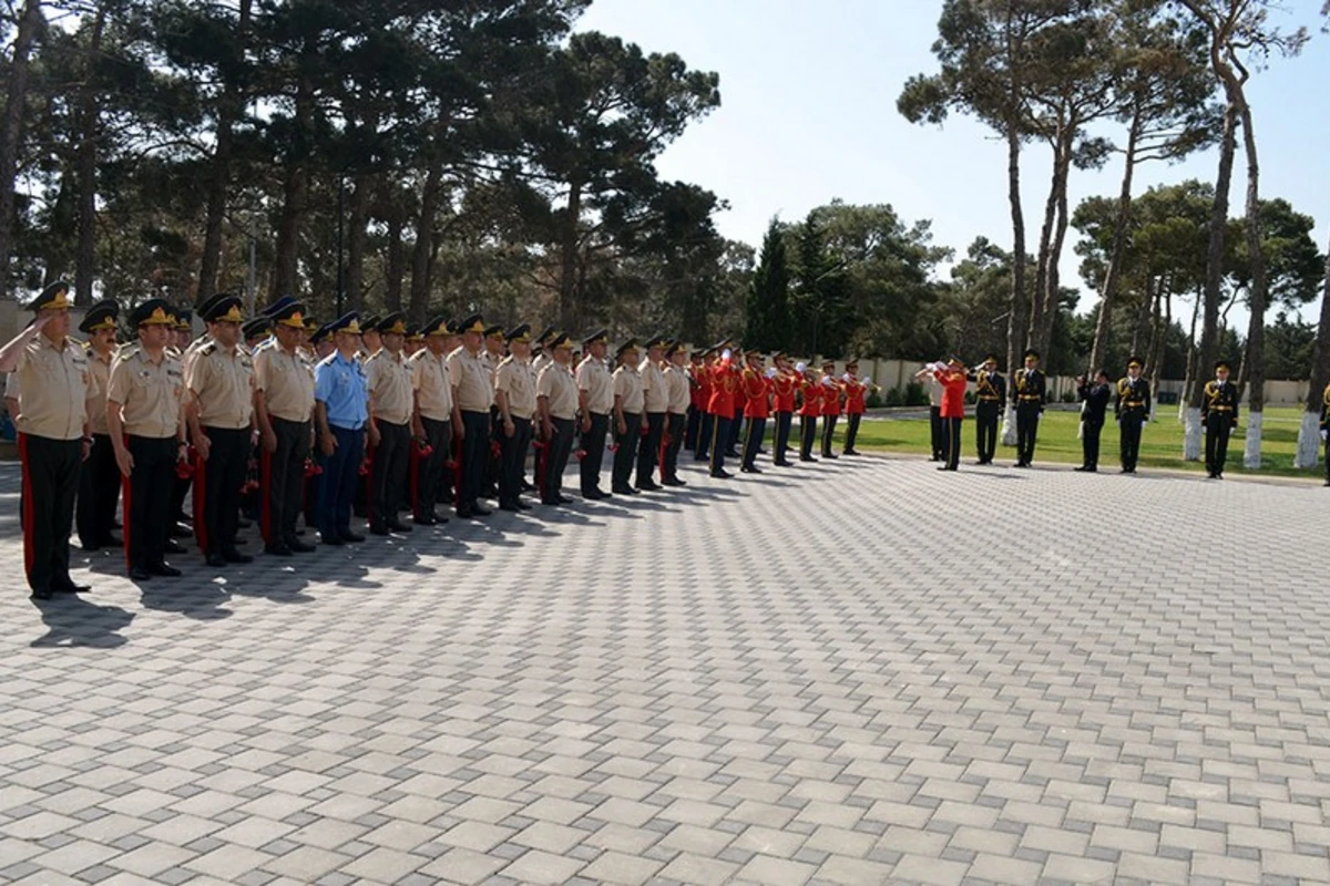 Müdafiə Nazirliyinin rəhbərliyi İkinci Şəhidlər xiyabanını ziyarət edib - FOTO