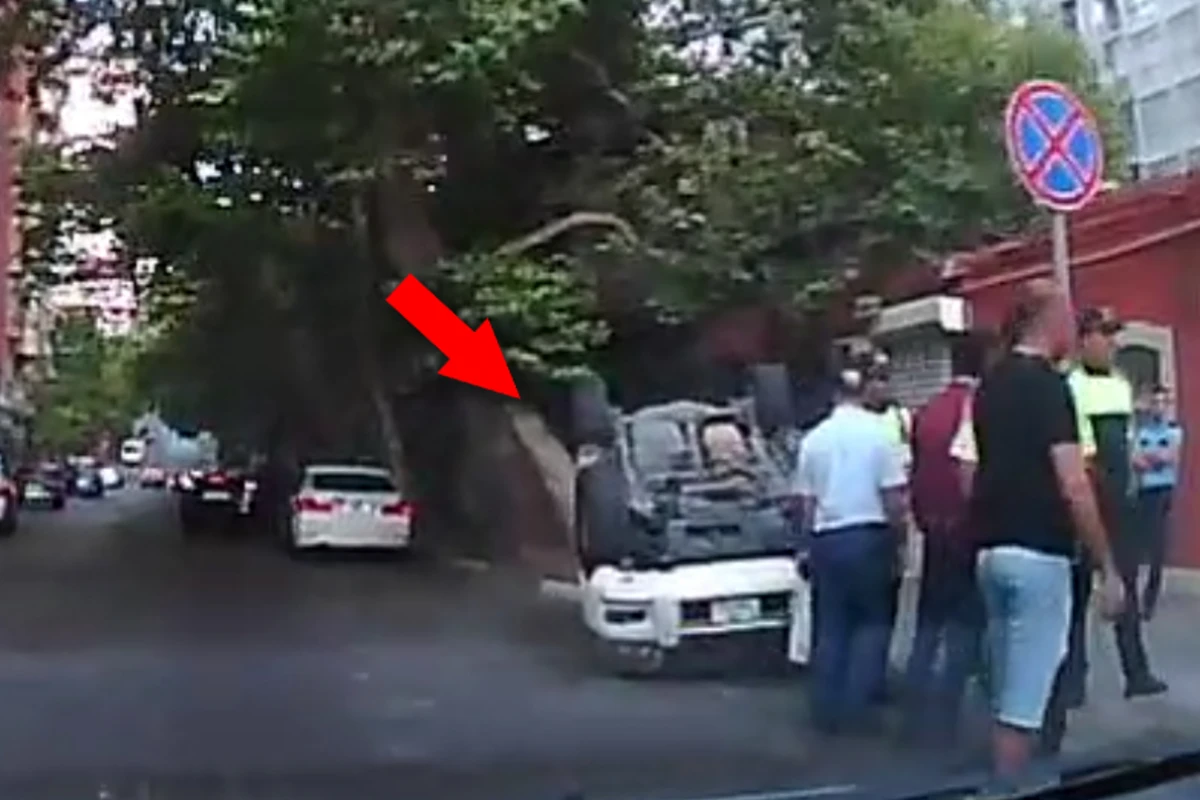 В Баку перевернулся Prado - ВИДЕО