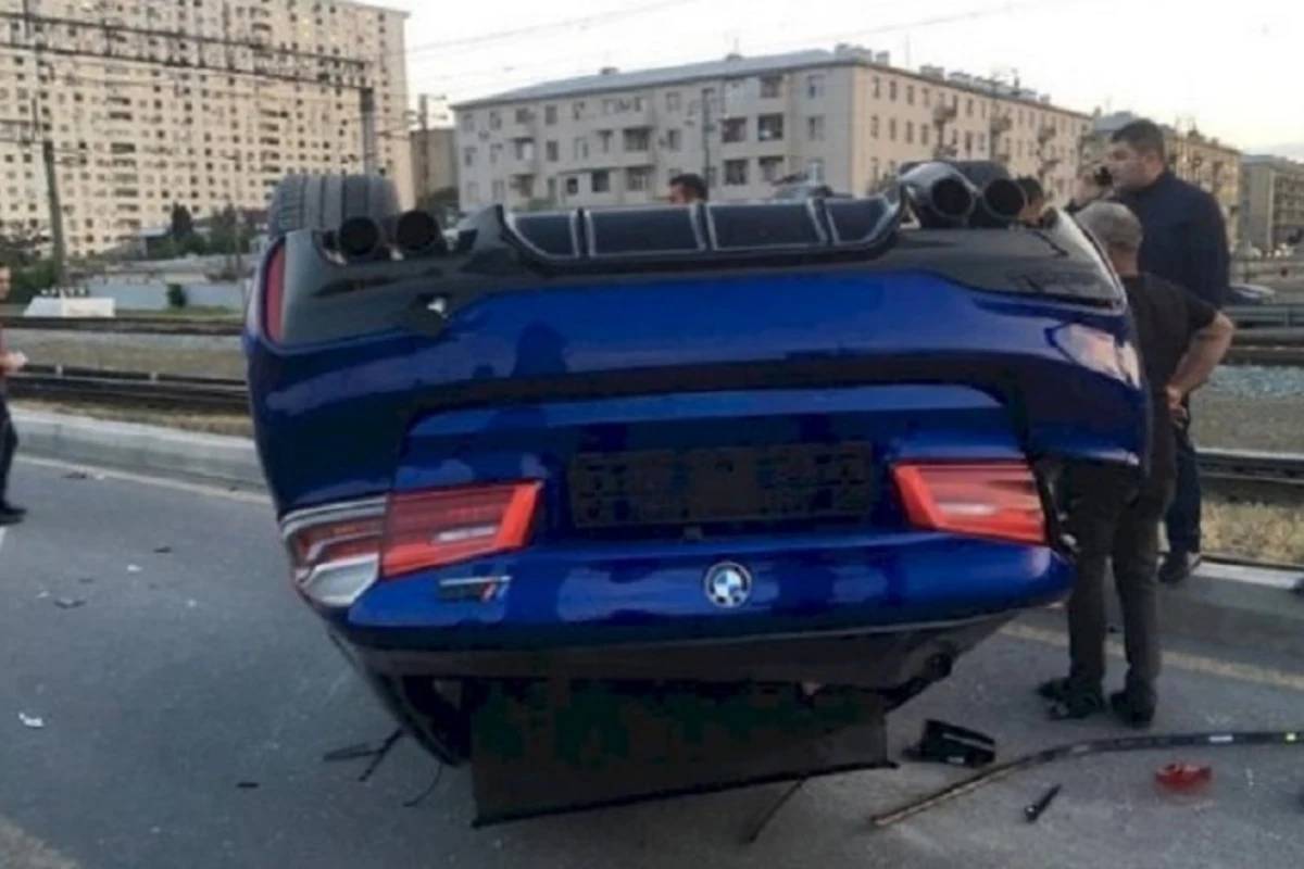 Yevlaxda BMW aşdı: Həkim yaralandı