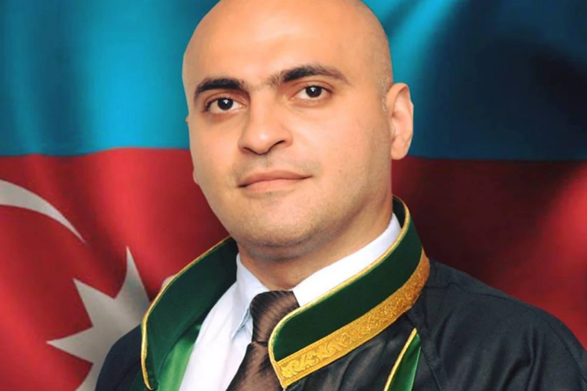 Dələduzluqda təqsirləndirilən tanınmış vəkilin məhkəməsi başladı