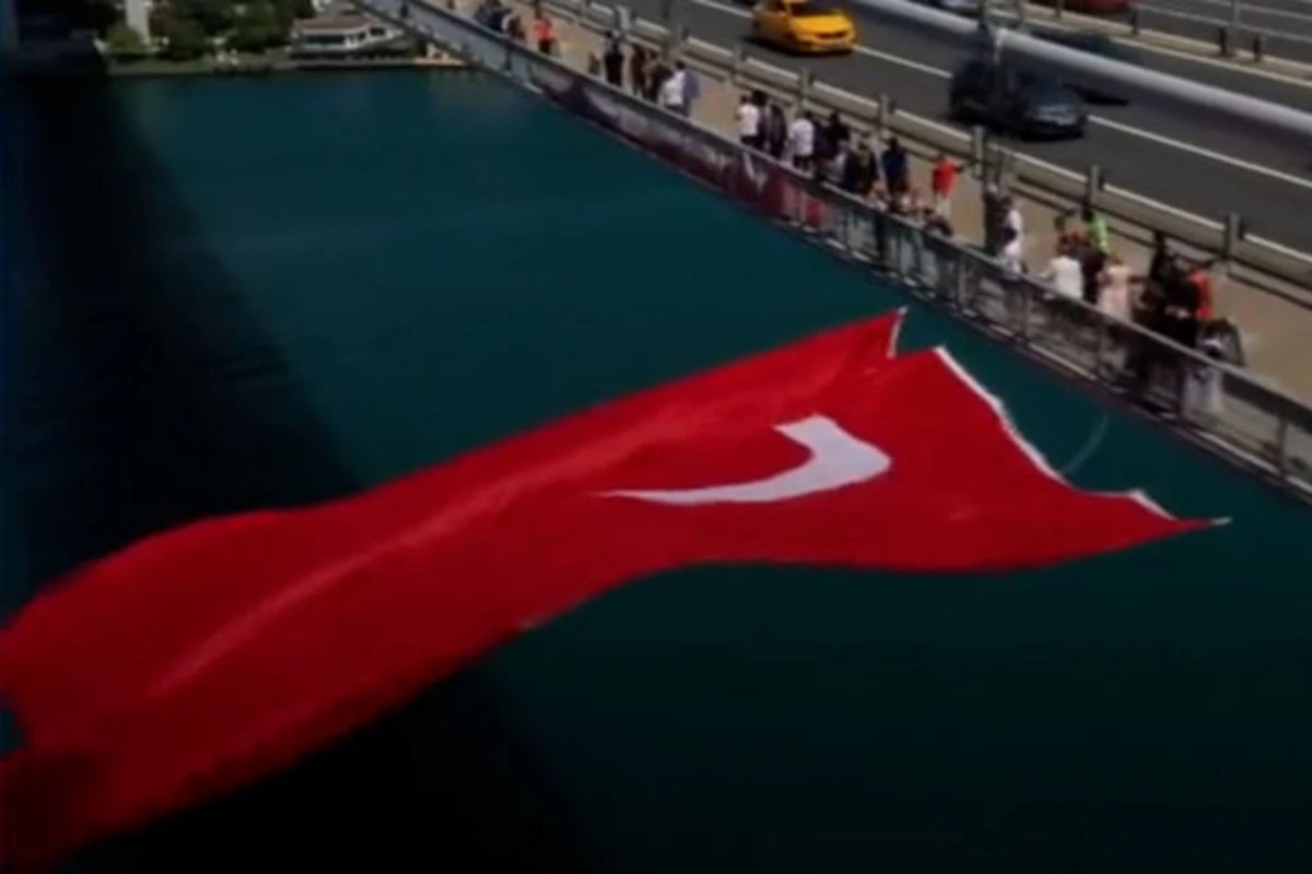 İstanbul körpüsündə nəhəng Türkiyə bayrağı dalğalandı – VİDEO