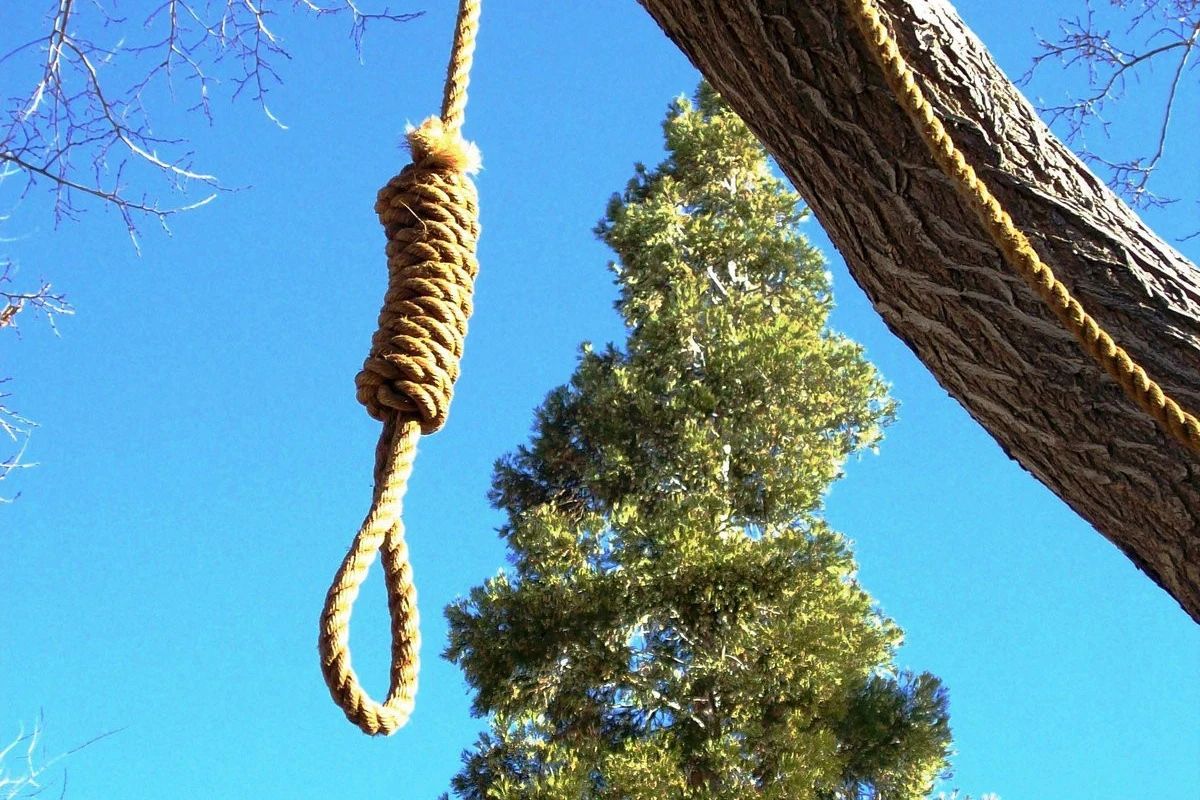 Xırdalan sakini özünü parkda asıb