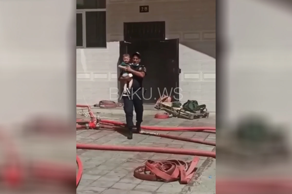 Polis Bakıda uşağı yanğından xilas etdi - VİDEO