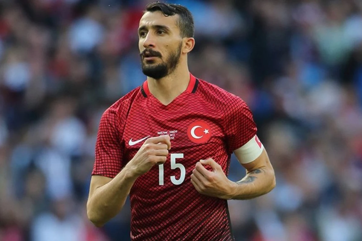 Mehmet Topal futbolçu karyerasına son qoydu