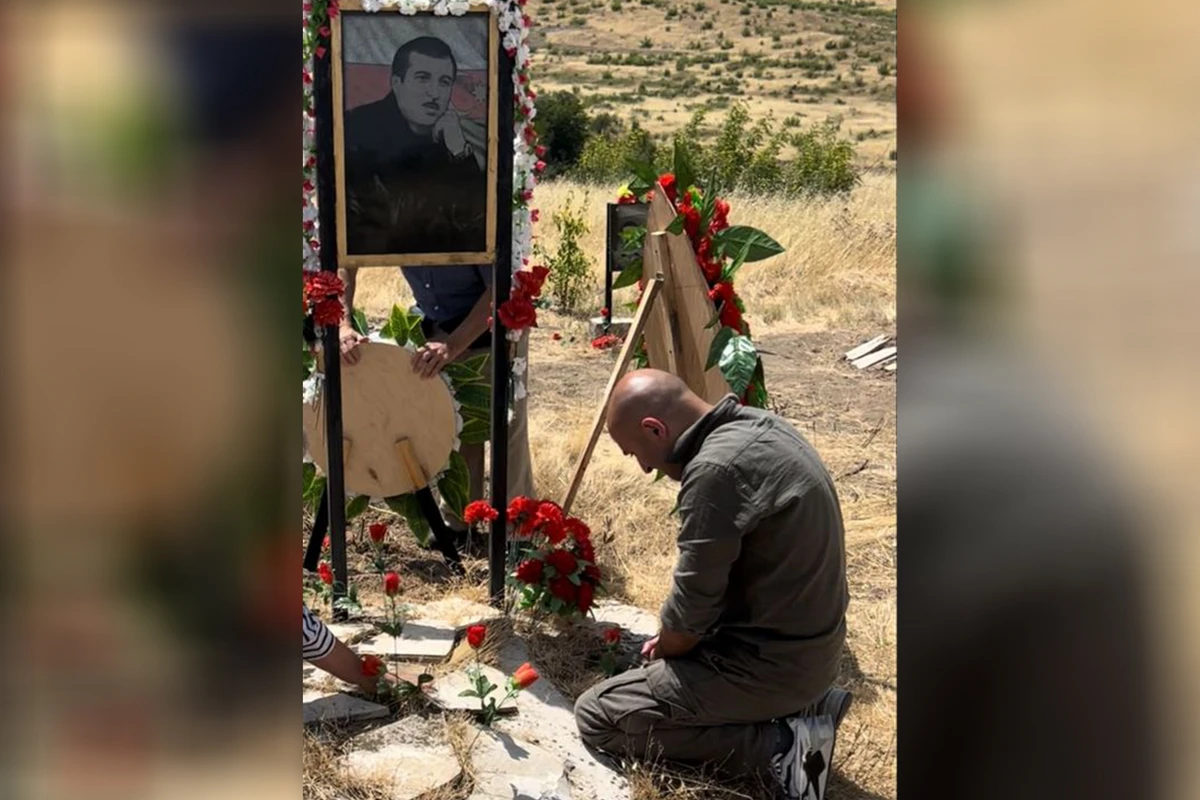 Səxavət Məmmədovun ABŞ-da yaşayan oğlu ilk dəfə atasının qəbrini ziyarət etdi - FOTO