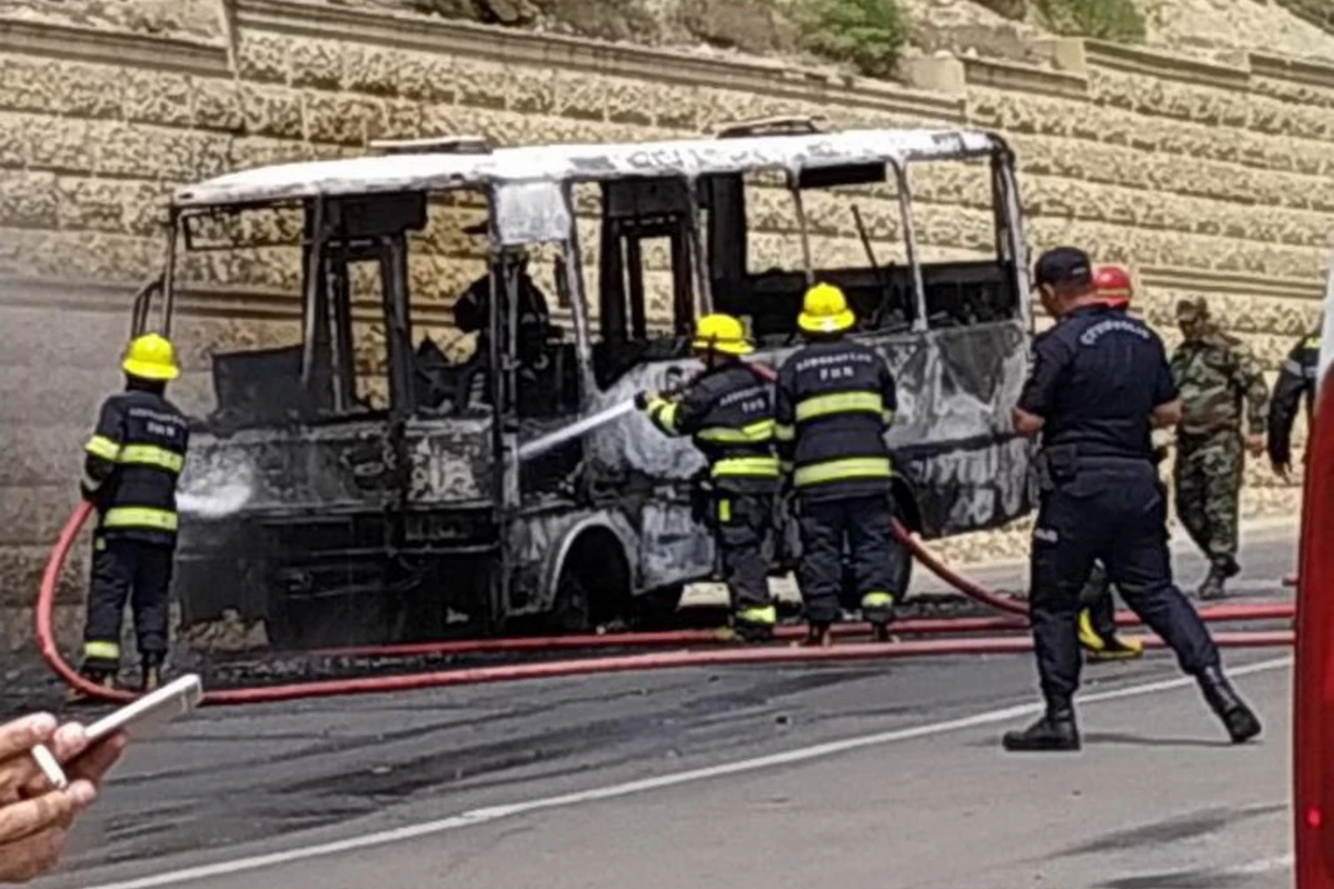 Bakıda avtobus yanıb - VİDEO