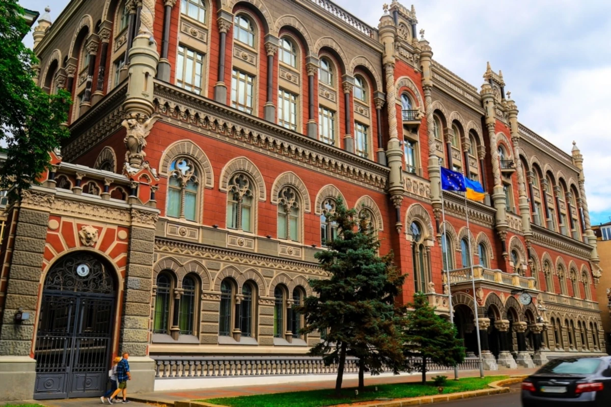 Нацбанк Украины ослабил курс гривны сразу на 25 процентов