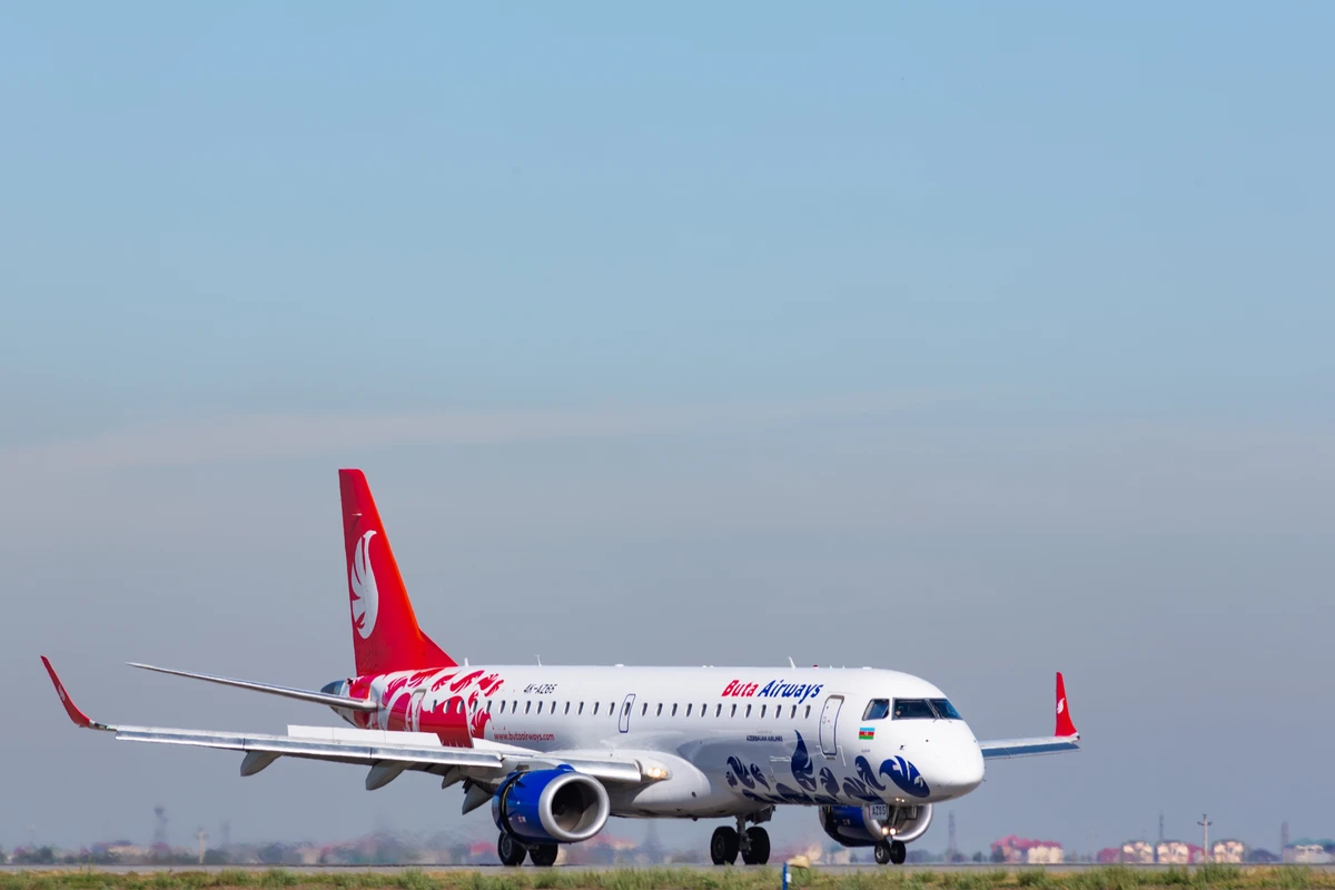Buta Airwaysin təyyarəsi kəskin hava şəraitinə görə geri qayıtdı