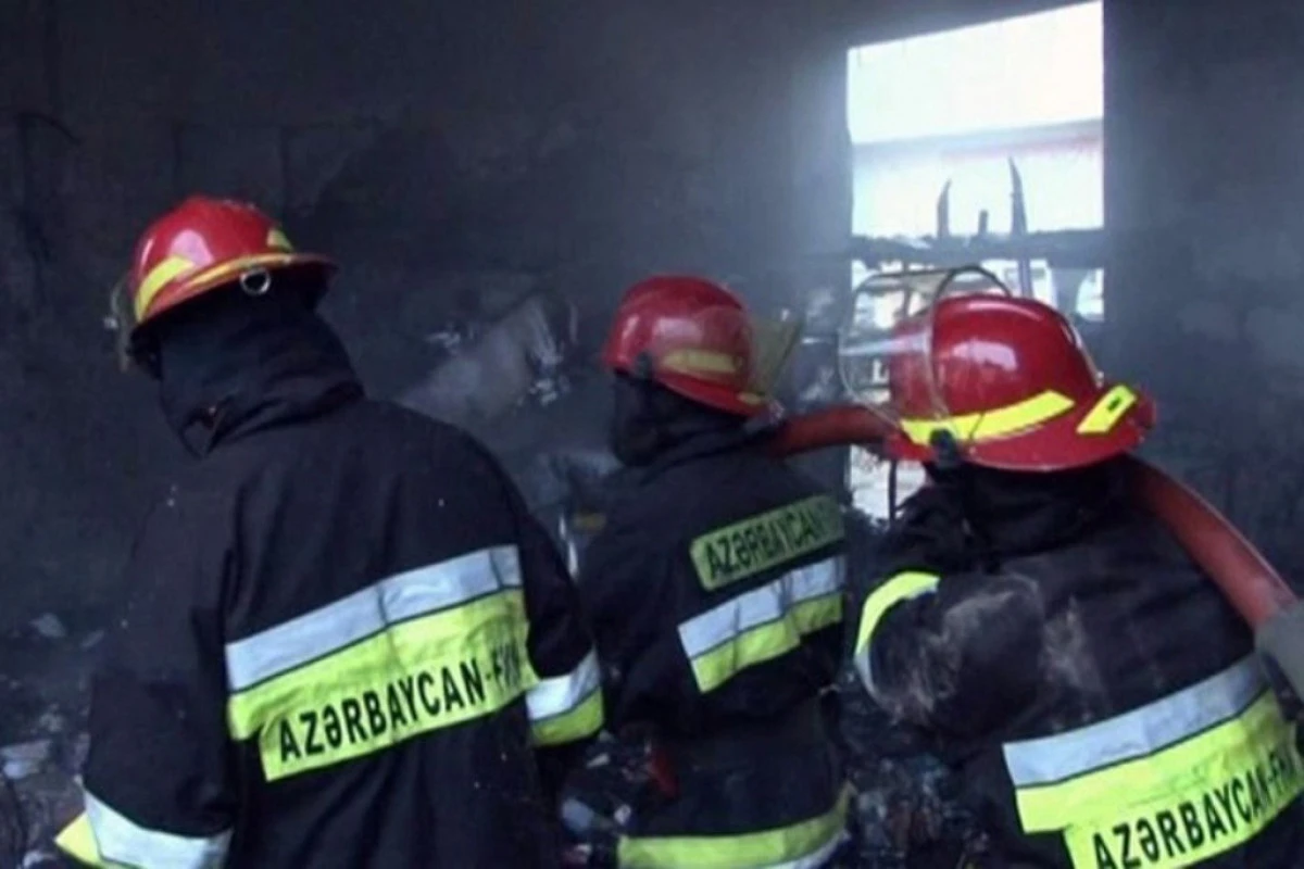 В Баку произошел пожар в жилом здании