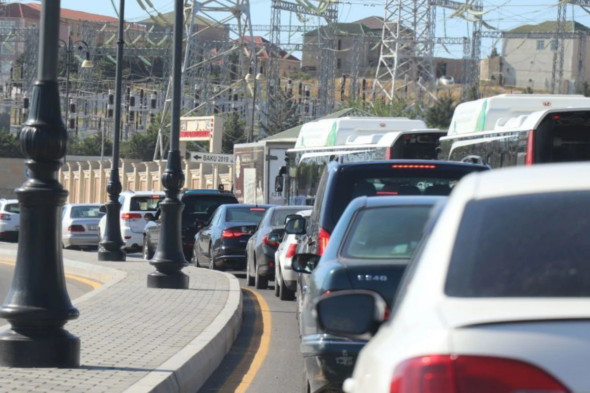 72 avtobus tıxacda qalıb