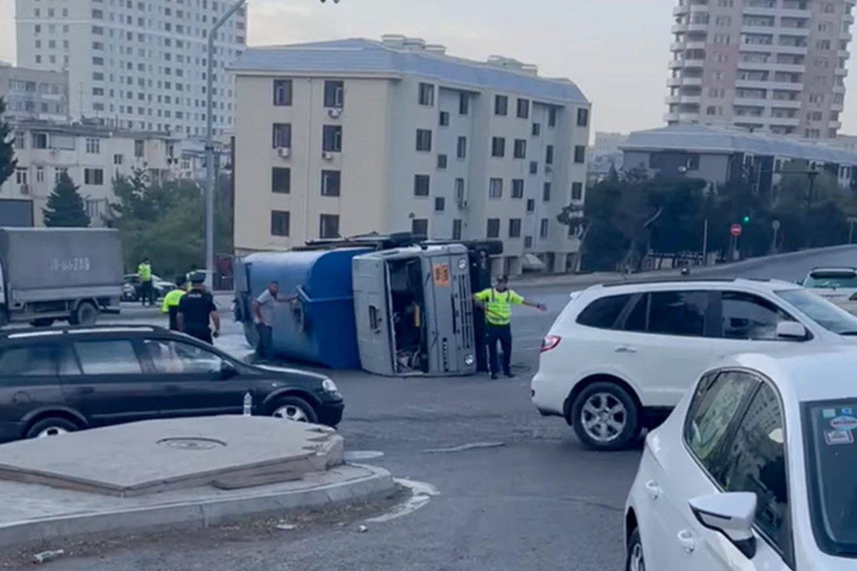 Bakıda yol qəzası: Su daşıyan Kamaz aşdı - VİDEO - YENİLƏNİB