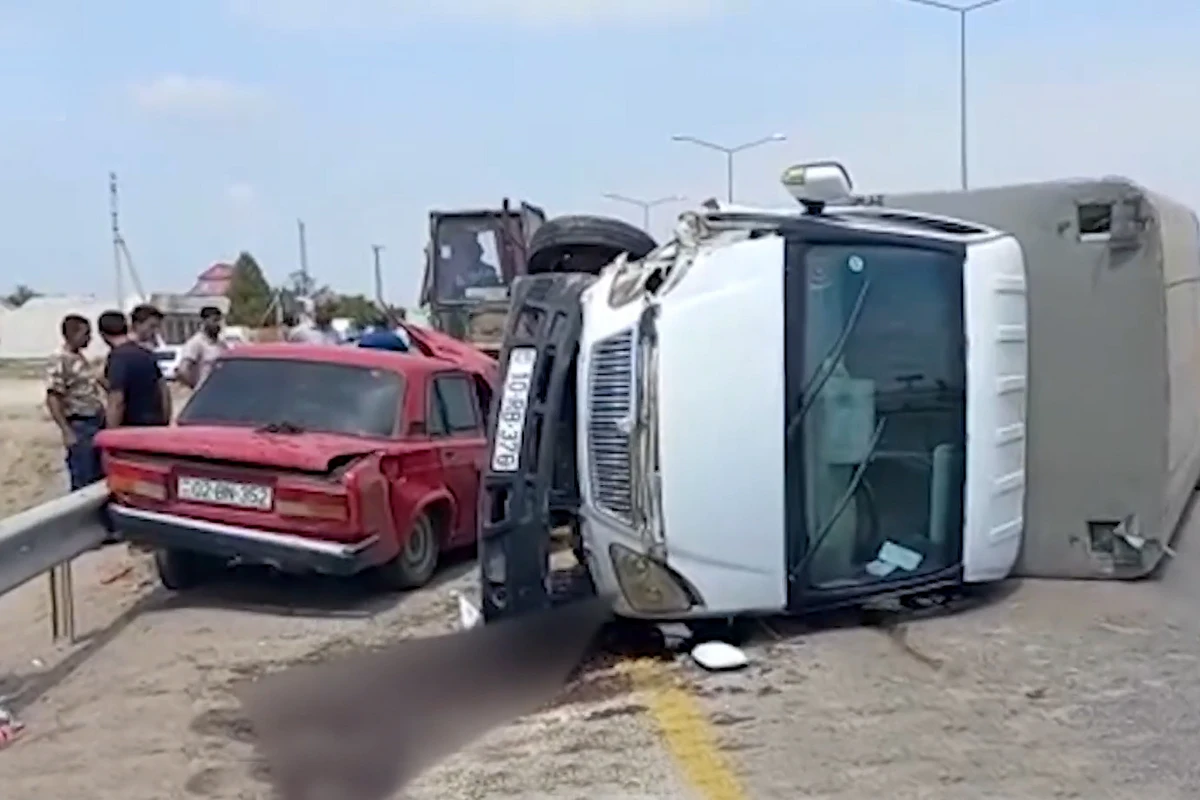 Yük maşını “VAZ 2107” ilə toqquşdu - VİDEO