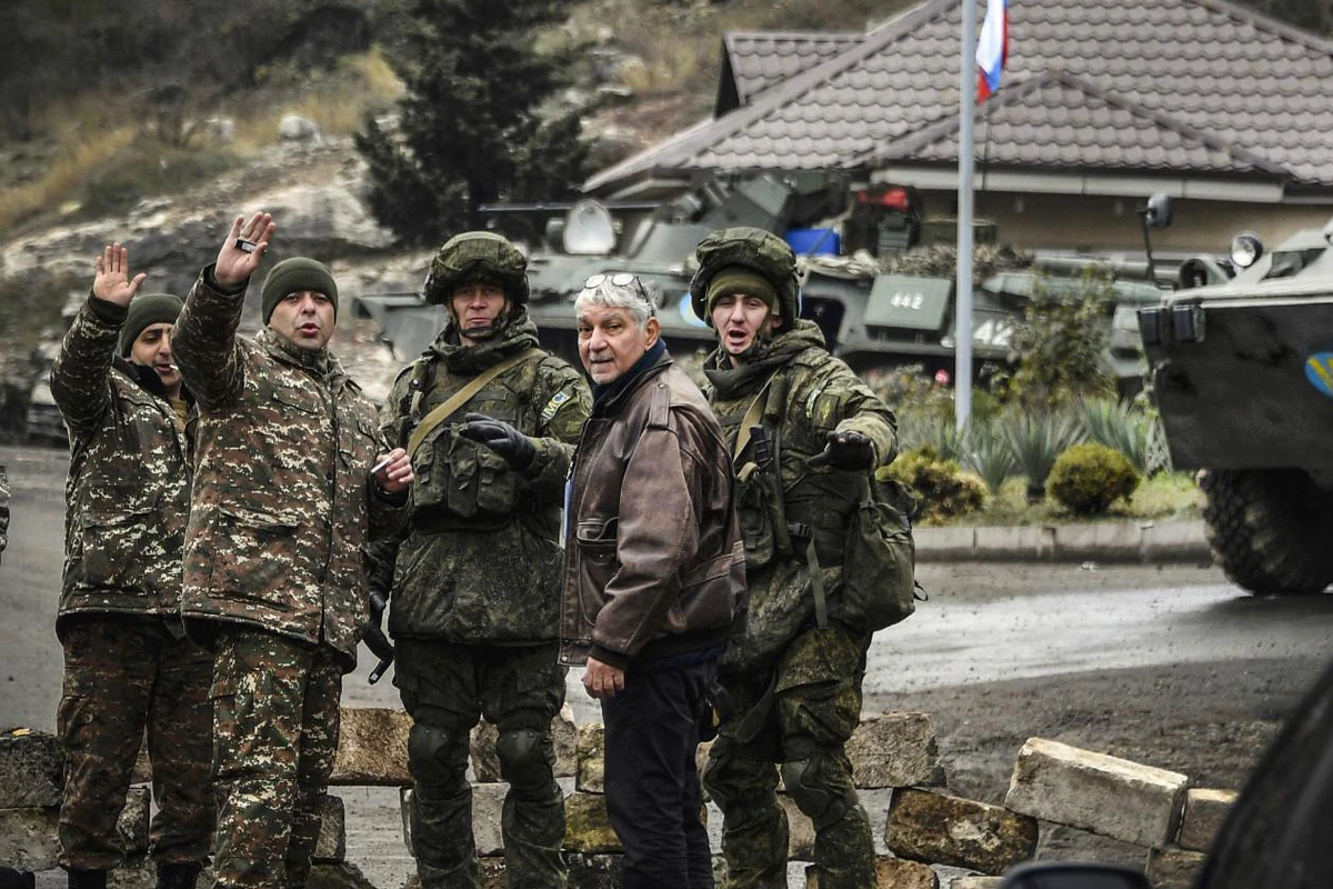 После операции Возмездие российские миротворцы начали нести службу на постах вместе с сепаратистами?