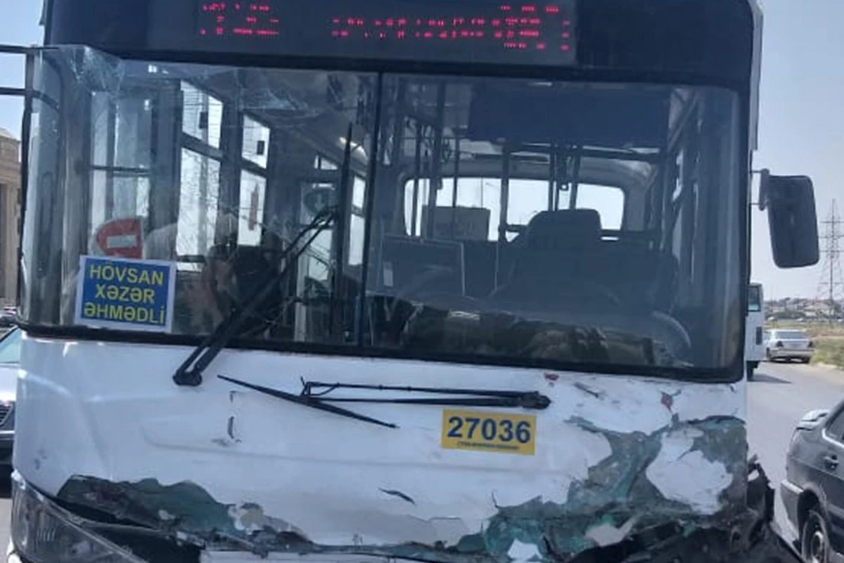 Bakıda sərnişin avtobusu minik maşını ilə toqquşdu Bakıda sərnişin avtobusu minik maşını ilə toqquşdu