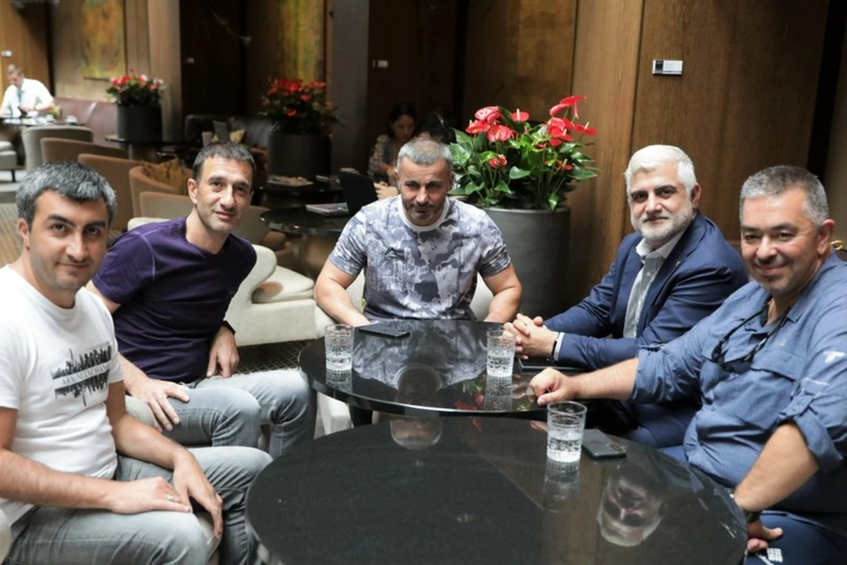 Tahir Gözəl Qurban Qurbanov və futbolçularla görüşdü - FOTO Tahir Gözəl Qurban Qurbanov və futbolçularla görüşdü - FOTO