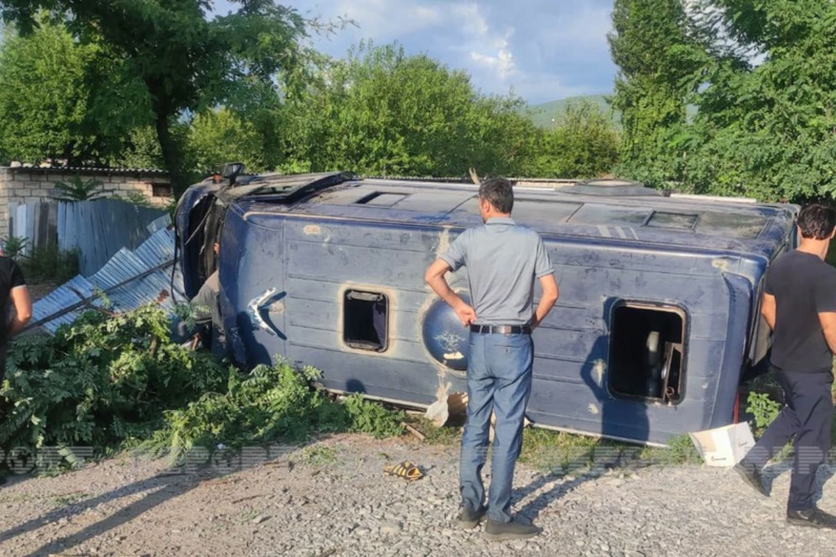 Mikroavtobus və yük avtomobili toqquşub - Yaralananlar var - FOTO