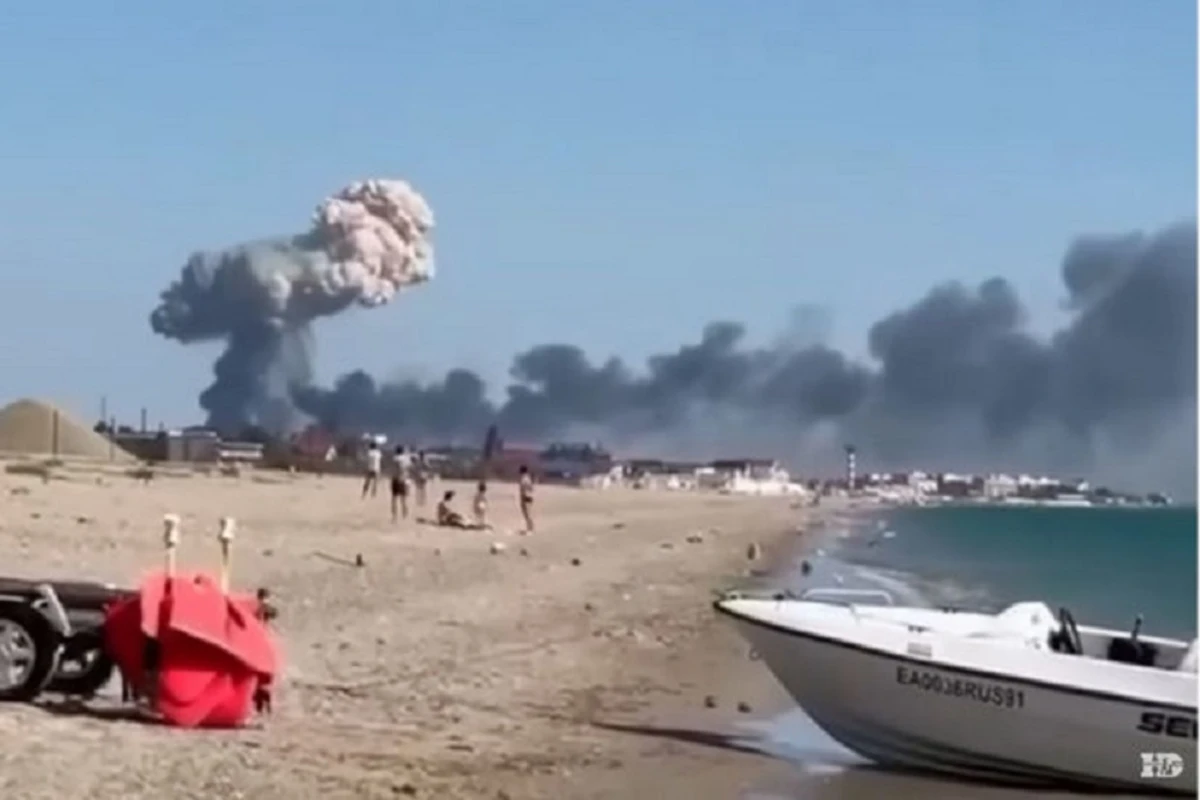 Один человек погиб в результате взрывов на аэродроме в Крыму - ВИДЕО