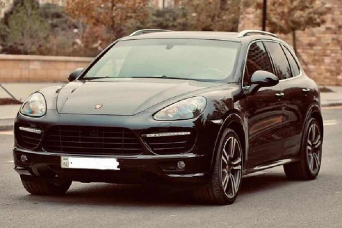 Masazırda qızı zorla “Porsche” ilə qaçırmaq istədi - Polis araşdırır