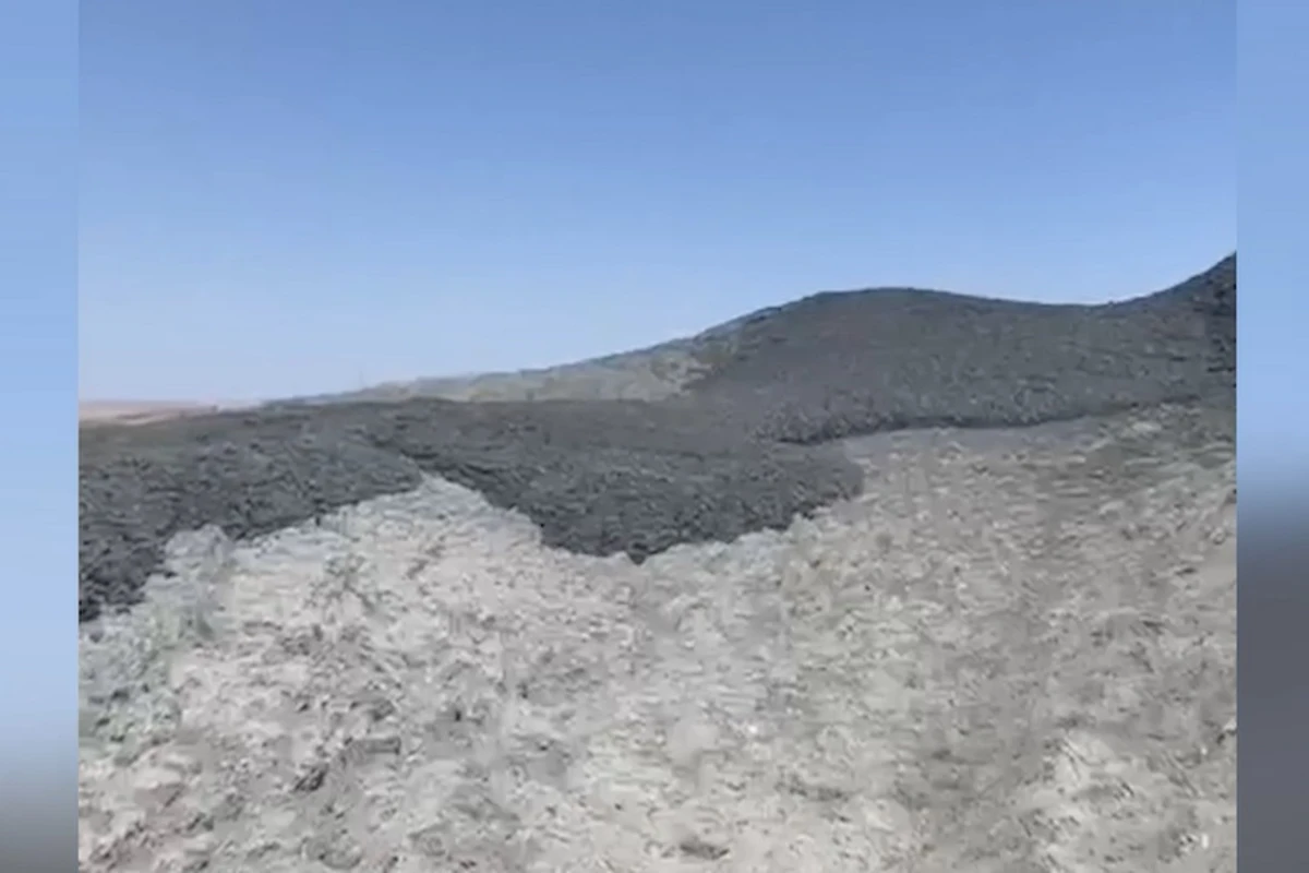 Новые кадры с места извержения грязевого вулкана в Локбатане - ВИДЕО