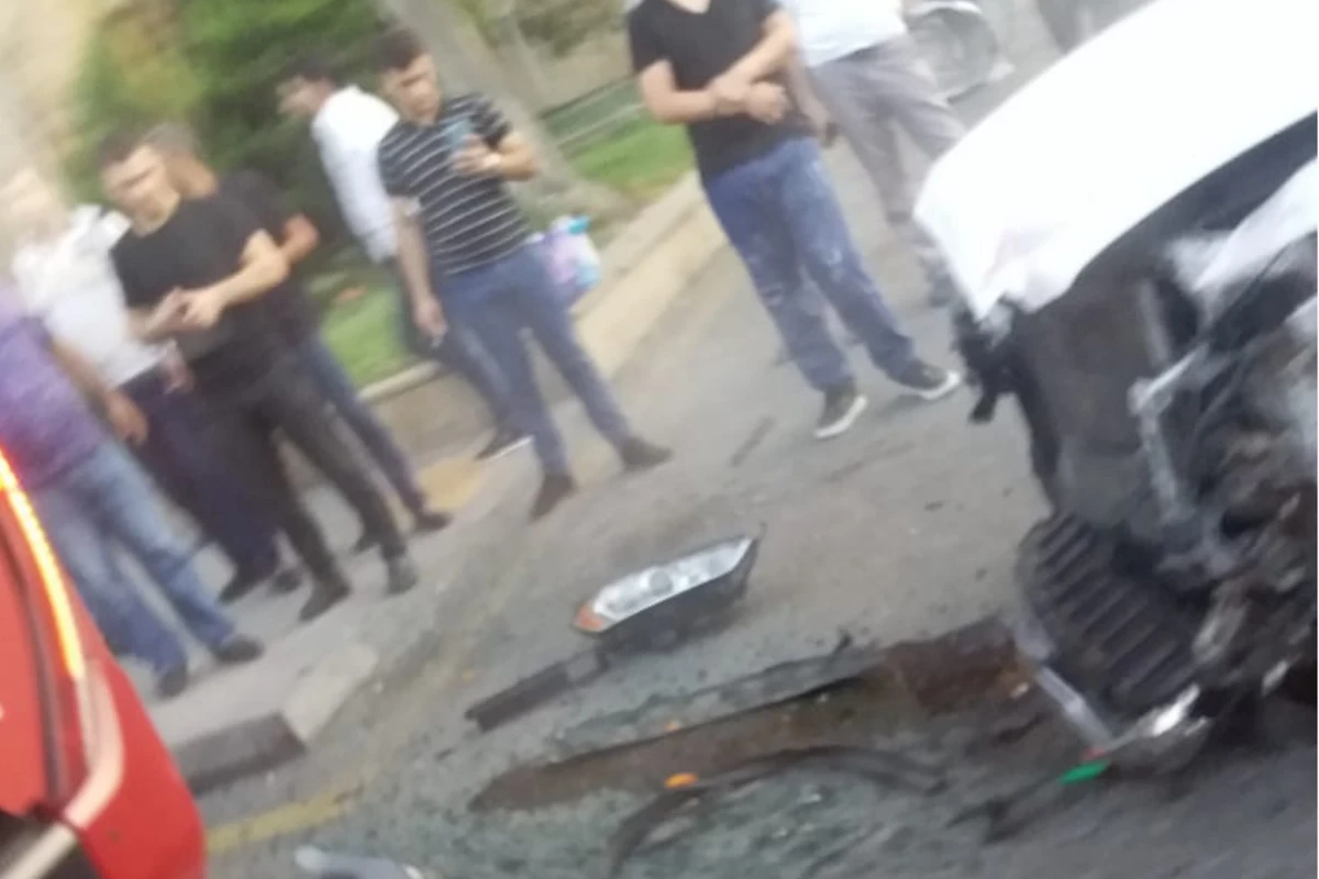 Bakıda sərnişin avtobusu qəza törədib Bakıda sərnişin avtobusu qəza törədib