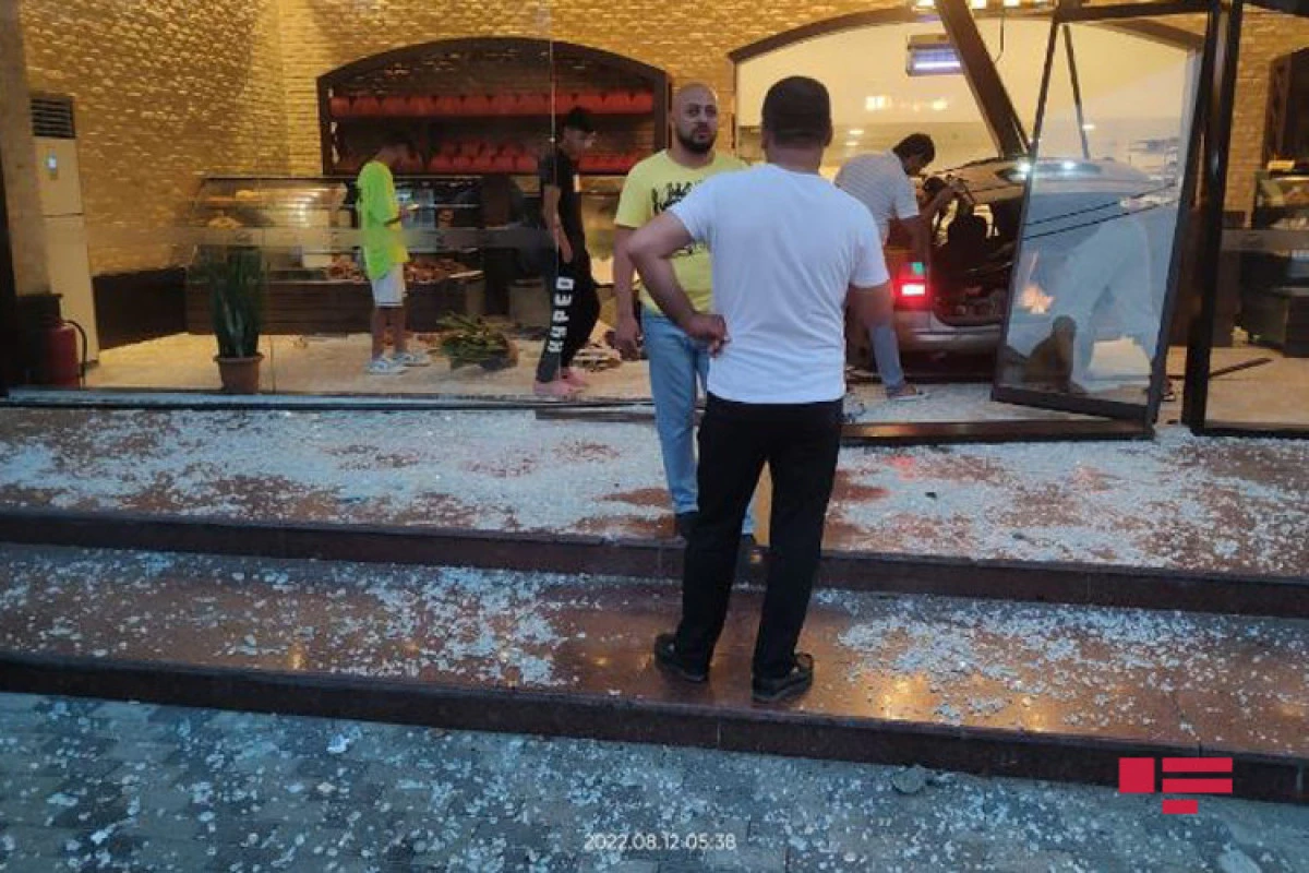 Bakıda avtomobil şirniyyat mağazasına çırpılıb - FOTO Bakıda avtomobil şirniyyat mağazasına çırpılıb - FOTO