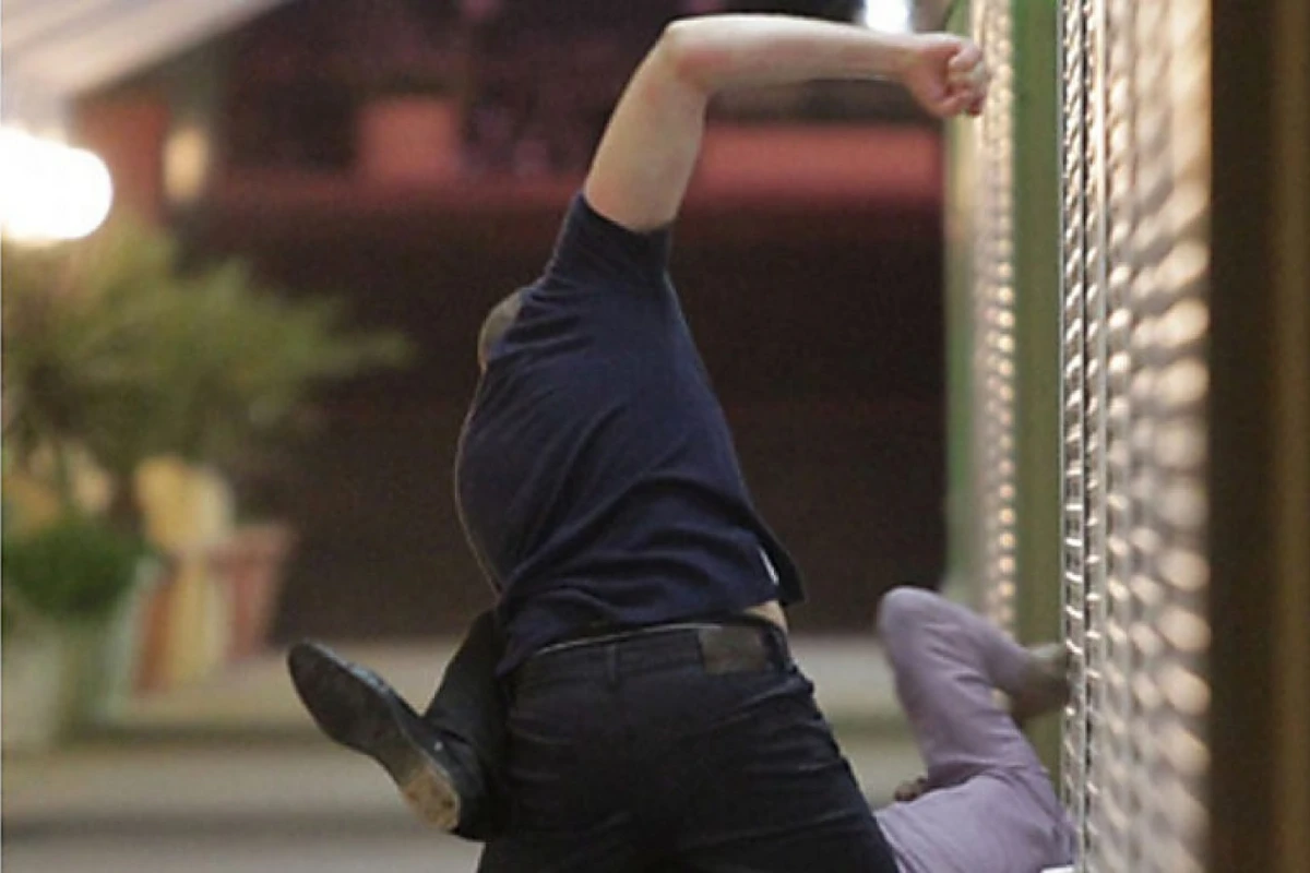 Gəncədə rüsvayçılıq: Pul tələb etdi, zorla şalvarını soyundurdu, lüt gəzdirəcəyi ilə hədələdi