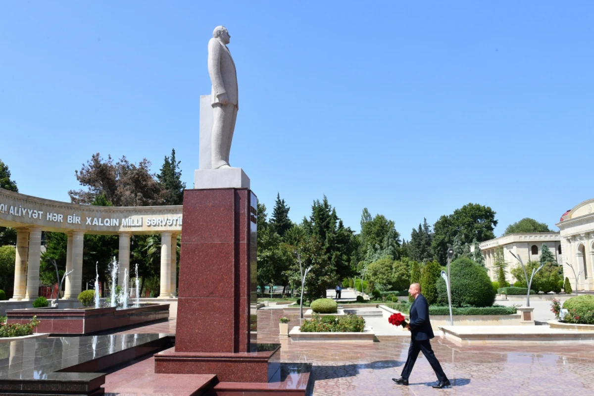 İlham Əliyev Ağsuda ulu öndərin abidəsini ziyarət edib - FOTO