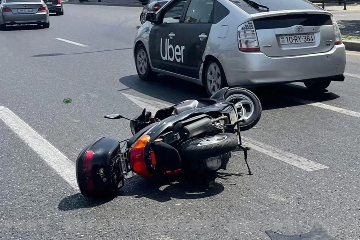 Bakıda avtomobillə moped toqquşub, sürücü ölüb Bakıda avtomobillə moped toqquşub, sürücü ölüb