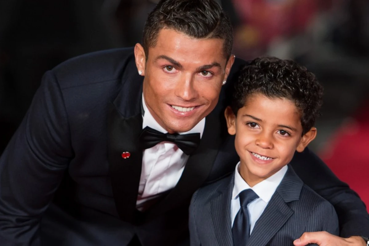 Ronaldo oğluna telefon işlətməyi qadağan edib Ronaldo oğluna telefon işlətməyi qadağan edib