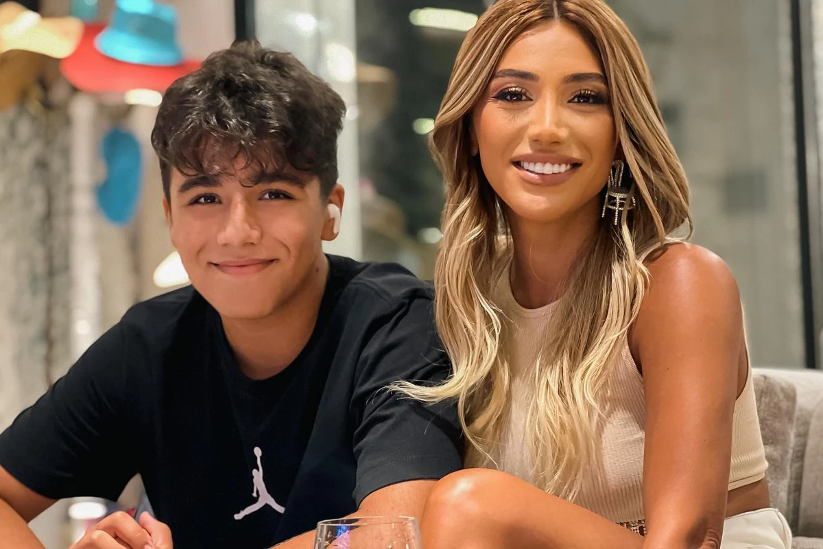 Röya Ayxanın xarici ölkədən qayıdan oğlu ilə YENİ GÖRÜNTÜLƏRİ - FOTO