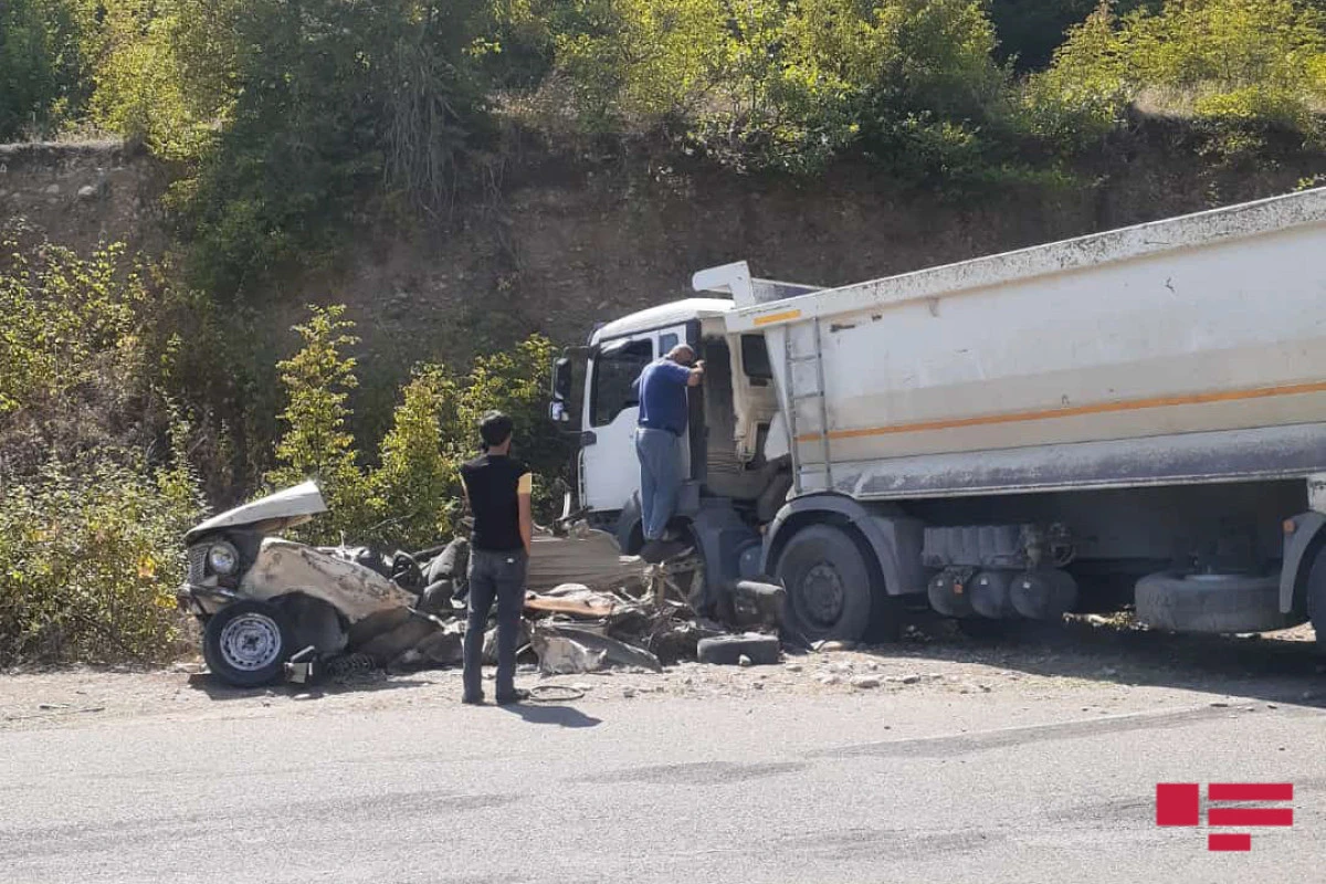 İsmayıllıda yük maşını minik avtomobilinin üstündən keçib, sürücü ölüb - FOTO