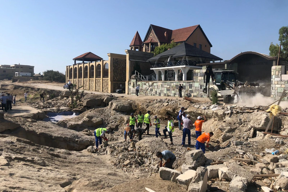 Buzovnada qanunsuz tikililərin söküntü işləri davam edir - FOTO Buzovnada qanunsuz tikililərin söküntü işləri davam edir - FOTO