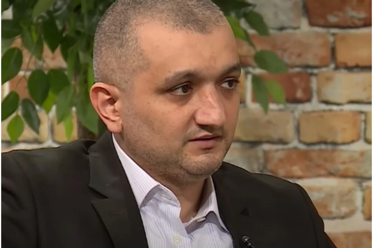 Milyonçunun narkoz əvəzinə mahnısını seçdiyi, sonra avtomobil bağışladığı MÜĞƏNNİ KİMDİR? - VİDEO Milyonçunun narkoz əvəzinə mahnısını seçdiyi, sonra avtomobil bağışladığı MÜĞƏNNİ KİMDİR? - VİDEO