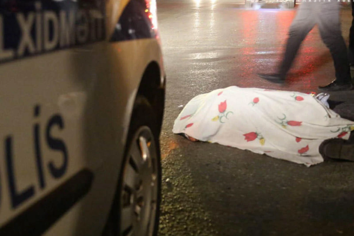 Bakıda avtomobil piyadaları vurub, ölən var Bakıda avtomobil piyadaları vurub, ölən var